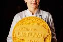Valstybės atkūrimo 100-mečiui lietuvišką 17 kg sūrį V.Brūzgienė papuošė valstybės simboliu.