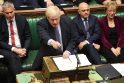 Borisas Johnsonas (viduryje)
