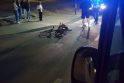 Girtas vyras naktį nukrito nuo dviračio ir susižalojęs liko gulėti gatvėje