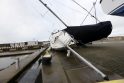 Klaipėdą talžantis vėjas pridarė žalos: nuvertė jachtą, ant žemės guldė medžius