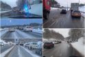 Chaosas sostinės keliuose tęsiasi, Trakų rajone nuo kelio nulėkė miškavežis