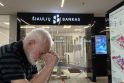 Pažintis: Šiaulių banko konsultantai vis ragina senjorus atvykti ir užpildyti anketą.