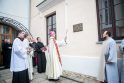 Įamžintas: nuncijus P.Rajičius pašventino lentą, kurioje įamžintas Lietuvai svarbaus dvasininko apsilankymas.
