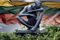 Juozo Genevičiaus skulptūroje &quot;Kančia&quot; sutalpinta nenusakomo masto tautos tragedija, persmelkta išdavysčių, intrigų, kankinimų.