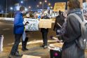 Keletas žmogaus teisių gynėjų Vilniaus oro uoste protestavo prieš migrantų išskraidinimą 