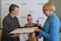 Ministrė J. Šiugždinienė įteikė Vaikų literatūros premiją