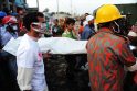 Bangladeše valyti fabriko griuvėsių iškviesti kranai