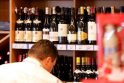Seimas imsis vetuotų pataisų dėl mažesnio alkoholio akcizo ir pailginto prekybos juo laiko