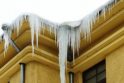 Atsargiai: nuo stogų krinta varvekliai ir sniegas 