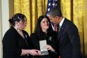 B. Obama medaliais apdovanojo šešias Niutaune nužudytas mokytojas