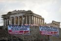 Graikų protestuotojai išskleidė didžiulį transparantą Akropolyje