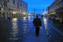 Išeitis: į Veneciją atvykę turistai potvynį, regis, pavertė dar viena šio miesto atrakcija.