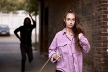 Mergaitė patyrė siaubą: einančią į mokyklą užpuolė nepažįstamas vyras ir grasino peiliu