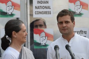Rahulas ir Sonia Gandhi prisiima atsakomybę dėl triuškinamo pralaimėjimo