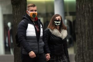 Pirmoji karantino diena Kaune: ignoruojančių kaukes – ne vienas
