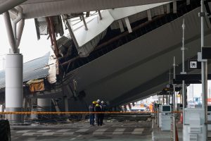 Indijoje įgriuvo Naujojo Delio oro uosto terminalo stogas