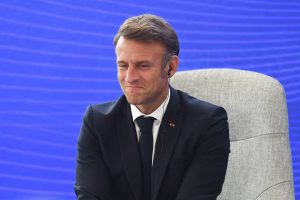 E. Macronas bando išeiti iš aklavietės dėl Prancūzijos premjero paskyrimo