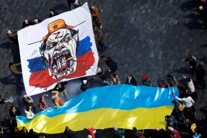 Apklausa: europiečiai prieštarauja karių siuntimui į Ukrainą, bet pritaria ginklų tiekimui