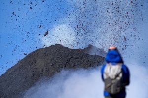 Sicilijoje išsiveržus Etnos ugnikalniui laikinai uždarytas Katanijos oro uostas