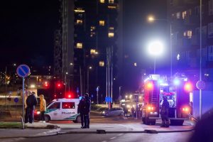 Vilniuje kilus gaisrui daugiabutyje, žmogus apdegė pirštus