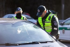 Jonavoje sustabdytas automobilis su 23 nelegaliais migrantais, tarp jų – vaikai