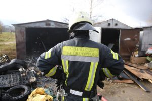 Vilkaviškio rajone užsiliepsnojo garažas: apdegė dvi tonos malkų, trys tonos anglių