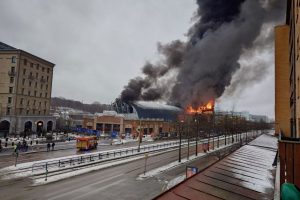 Gelbėjimo darbams užsidegusiame Švedijos pramogų parke trukdo griūties pavojus