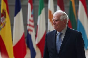 J. Borrellis: ES šalys turėtų daryti daugiau dėl paramos Ukrainai šaudmenimis