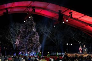 J. Bidenas Vašingtone įžiebė nacionalinę Kalėdų eglę