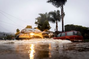 Kalifornijoje – smarkios audros ir liūtys: paskelbtas retas perspėjimas dėl uraganinio vėjo