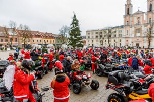 Kauno gatvėse – ratuoti Kalėdų Seneliai: dalijo saldainius ir geras emocijas