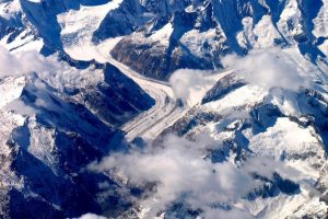 Austrijos Alpėse nuslinkus lavinai žuvo du žmonės, dar dviejų ieškoma