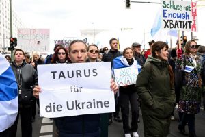 Buvęs Vokietijos kancleris remia O. Scholzo poziciją netiekti Ukrainai raketų „Taurus“