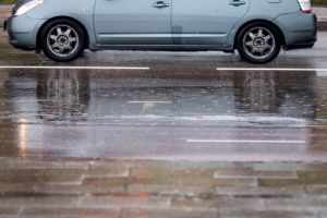 Kelininkai informuoja: Vakarų Lietuvoje dėl lietaus yra drėgnų ar šlapių kelių ruožų