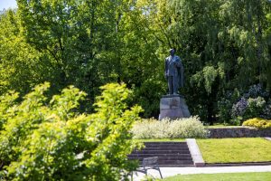 Vilniaus taryba spręs dėl P. Cvirkos skvero pavadinimo naikinimo