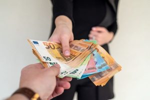 Vyrai sausį uždirbo vidutiniškai 229 eurais daugiau nei moterys – „Creditinfo“