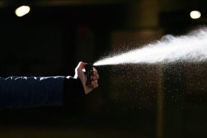 Konfliktas Panevėžyje dėl vagystės: mergina purškė ašarines dujas, vaikinas – spyrė į veidą