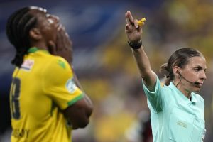 Greta istorinių futbolo laimėjimų – naujos eilutės