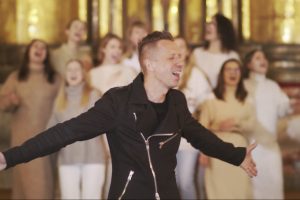 L. Adomaitis su Vilniaus Šv. Jonų bažnyčios gospelo choru pristato dainą