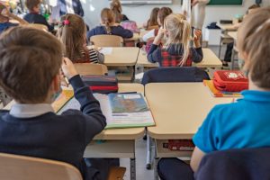 Ukrainiečių vaikai jau rugsėjį sugužės į lietuvių klases: mokykloms – per daug nežinomybės