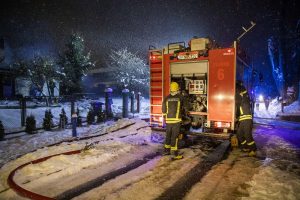 Panevėžyje iš gaisro išgelbėtas vyras gydomas reanimacijoje, evakuoti namo gyventojai