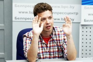 Prokurorai prašo baltarusių opozicijos aktyvistui R. Pratasevičiui skirti 10 metų kalėjimo