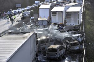 Vengrijoje greitkelyje susidūrė per 40 transporto priemonių
