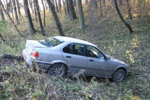 Alytaus rajone neblaivūs asmenys bandė iš griovio ištraukti automobilį ir pasišalinti