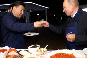 Xi Jinpingas ir V. Putinas pasidžiaugė ryšiais prieš „taikos kelionę“ į Maskvą