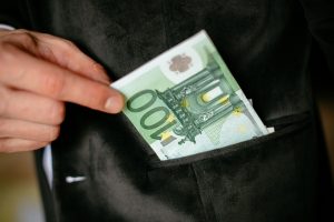 Trims Šiaulių apskrities gydytojams ir dvylikai pacientų pareikšti įtarimai dėl kyšininkavimo