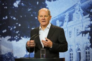 O. Scholzas: turime būti labai, labai atsargūs