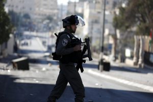 Izraelio kariai nukovė tris įtariamuosius, mėginusius įsiveržti į Izraelį