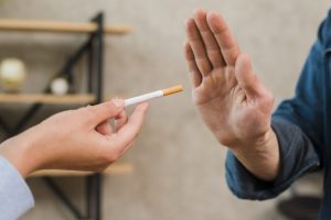 Griežtos narkotikų, tabako ir alkoholio kontrolės neefektyvumą įvertinę ekspertai ragina keistis