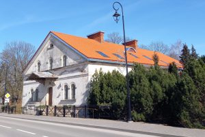 Šiaurės svirnas Raudondvaryje puikuojasi nauju stogu